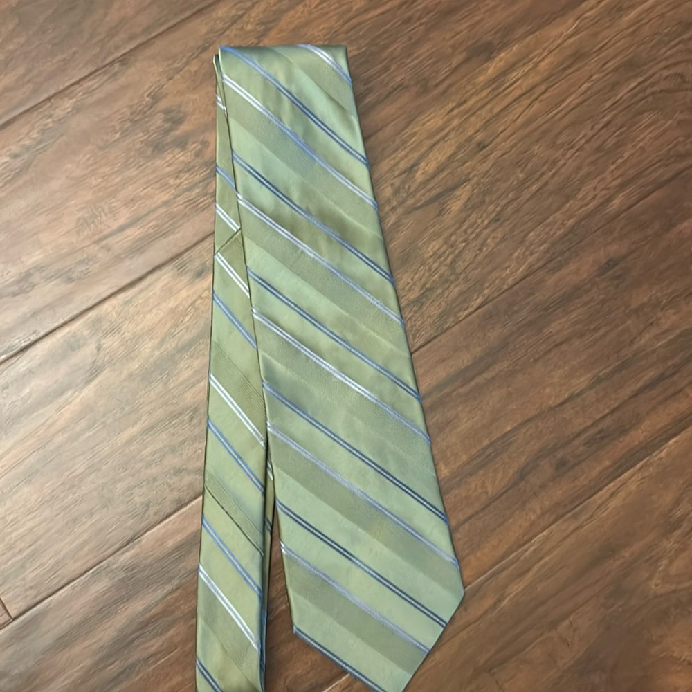 Line green stripe tie
Murano